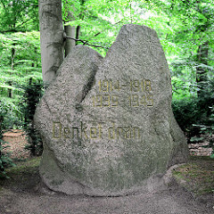 Findling mit der Inschrift 1914 - 1918;  1939 - 1945 - Denket dran / Parkalle Reinbek, Kreis Stormarn.
