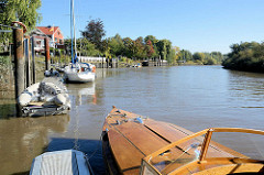 Sportboote liegen am Steg an der Este in Hamburg Cranz.
