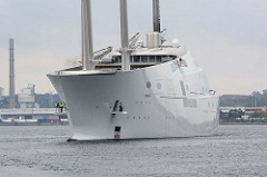 Die Segelyacht White Pearl kehrt von einer  Probefahrt in den Kieler Hafen zurück.