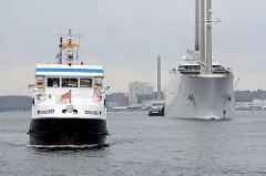Die Segelyacht White Pearl kehrt von einer  Probefahrt in den Kieler Hafen zurück; links das Fahrgastschiff Schilksee.