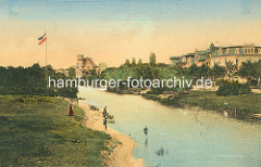 Historisches Motiv von der Hamburger Alster bei der Krugkoppelbrücke - coloriertes Motiv des unkanalisierten Hamburger Flusses - Angler und Wohnhäuser am Wasser.