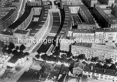 Luftbild, Teilansicht der Winterhuder Jarrestadt; Blick über die Jarrestrasse zur Hölderlinsalle; lks der Jean Paul Weg, re. der Novalisweg.