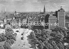 Historische Luftaufnahme / Flugbild vom Brahmsplatz; in der Bildmitte die Kaiser Wilhelm Strasse, re. das Verwaltungsgebäude,  1903 vom "Deutschnationalen Handlungsgehilfenverband" in Auftrag gegeben - die Architekten waren Lundt & Kallmorgen.