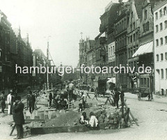 Baustelle am Rödingsmarkt, Kinder spielen im Sand - Bauarbeiter arbeiten an dem Hochbahnviadukt für die Hamburger Hochbahn. Karren und Pferdewagen stehen am Strassenrand.