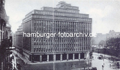 Verwaltungsgebäude, um 1900 vom "Deutschnationalen Handlungsgehilfenverband" in Auftrag gegeben - die Architekten waren Lundt & Kallmorgen. Die Skulpturen wurden von Karl Opfermann u. Ludwig Kunstmann erschaffen.