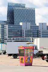 Abbau vom Hamburger Dom auf dem Heiligengeistfeld in Hamburg St. Pauli - im Hintergrund moderne Büroarchitektur, Tanzende Türme an der Reeperbahn.