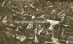 Alte Luftaufnahme von der Hamburger Neustadt - im unteren Bildbereich das Justizforum, dahinter lks. die Wallanlagen und die Musikhalle am Karl Muck Platz / Brahmsplatz mit der Kaiser  Wilhelm Strasse.