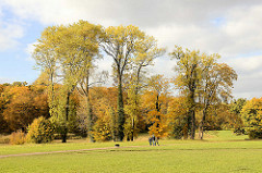 Herbststimmung im Hamburger Jenischpark - herbstlich gefärbte Bäume, Goldener Oktober - SpaziergängerInnen.