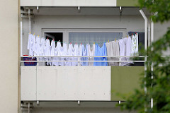 Grosse Wäsche zum Trocknen auf dem Balkon - Hochhaus in Reinbek, Kreis Stormarn.