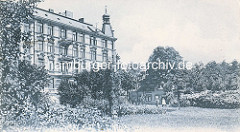 Grünanlage am Grasweg in HH-Winterhude; Gründerzeitwohnblock Ecke Ulmenstrasse.