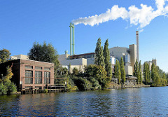 Müllverwertungsanlage Borsigstrasse in Hamburg Billbroo - Blick über den Tiefstackkanal; rauchende Schornsteine.