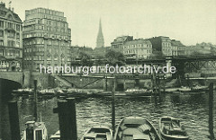 Altes Foto - Barkassen im Binnenhafen, lks. die Einfahrt zum Alsterfleet. in der Bildmitte das Hochbahnviadukt am Rödingsmarkt.