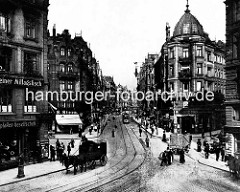 Blick in Kaiser-Wilhelm-Strasse in der Hamburger Neustadt; Pferdefuhrwerke und Strassenbahn, Passanten.