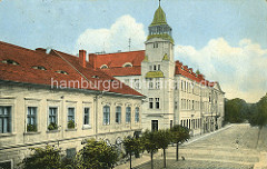 Historische Ansicht aus Theresienstadt / Terezin - Rathausstrasse und Postgebäude mit Erkerturm.