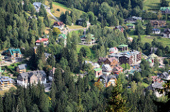 Blick auf den Ort Špindlerův Mlýn / Spindlermühle im tschechischen Riesengebirge - Spindlermühle ist die erste Ortschaft an der Elbe. Früher gab es dort eine Glashütte und  Kupfer / Silberbergwerke - heute Tourismus, Wintersport.