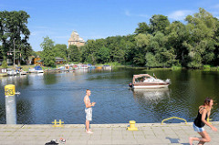 Lauf der Havel in Oranienburg - Sportboot auf dem Fluss, im Hintergrund das Dach vom historischen Getreidespeicher.