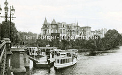 Historische Ansicht vom Fähranleger Mühlenkamp  in Hamburg Winterhude - ein Alsterdampfer hat angelegt. Im Hintergrund eine Villa in Uhlenhorst.