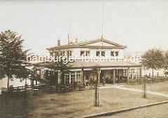 Alsterpavillion mit Aufschrift - Tische mit Gästen an der Binnenalster; historisches Bildmaterial aus der Hansestadt Hamburg.