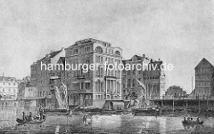 Historische Gebäude am Jungfernstieg / Binnenalster in Höhe Kleine Alster - im Hintergrund das Gebäude vom alten Johanniskloster. Lastkähne, Segelschiffe und Ruderboote auf dem Wasser.