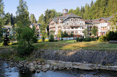 Der Ort Špindlerův Mlýn / Spindlermühle ist die erste Ortschaft an der Elbe im Riesengebirge - Blick über den Fluss, Hotels.