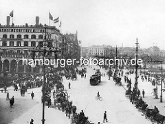 Altes Bild vom Hamburger Jungfernstieg - Kutschen mit Fahrgästen fahren auf der Strasse - Passanten / Fussgänger und Strassenbahnen. Hohe Kandelabern / schmiedeeiserne Strassenlampen am Strassenrand.