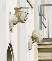 Fassade Postgebäude am Bahnhofsplatz in Oranienburg - Büsten historisches und modernes Fernmeldewesen.