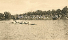 Historische Aufnahme von der Hamburger Aussenalster - ein Ruderboot fährt auf dem Wasser - im Hintergrund die Brücke über den Rondeelkanal und die Strasse Bellevue in Hamburg Winterhude.