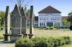Blick zum Louise Henriette Gymnasium in Oranienburg, eröffnet 1994 in dem ehem.Stabsgebäude der sowjetischen Garnison. Im Vordergrund Gedenkstätte Denkmal der Gefallenen des 1. Weltkrieges.