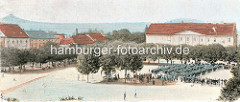 Historischer Blick auf den Marktplatz, Paradeplatz von Terezin / Theresienstadt - Truppen stehen auf dem Platz, im Hintergrund das Rathaus der Stadt.