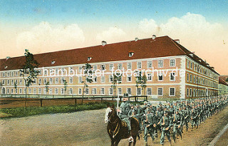 Historische Darstellung der Infanterie-Kaserne in Theresienstadt - marschierende Soldaten mit Gewehr geschultert - Offizier zu Pferde.