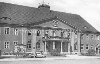 Historische Aufnahme vom Postgebäude in Oranienburg - Architektur der 1930er Jahre mit Reichsadler an der Hausfassade.