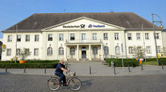 Architektur Oranienburgs am Bahnhofsplatz - Postgebäude, erbaut 1926.