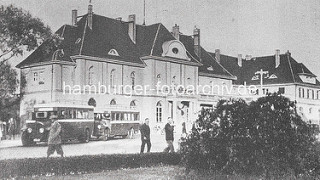 Altes Bild vom Bahnhofsgebäude in Oranienburg; Autobusse stehen auf dem Bahnhofsplatz.