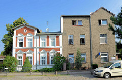 Restauriertes Gründerzeit Wohnhaus neben Wohnblock mit Rauhputzfassade - Architekturbilder aus Oranienburg.