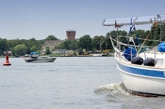 Sportboote auf dem Lehnitzsee bei Oranienburg - am Ufer der historische Wasserturm, jetzt eine Erlebnisanlage.