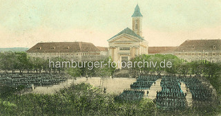 Historischer Blick auf den Marktplatz, Paradeplatz von Terezin / Theresienstadt - Truppen stehen auf dem Platz, im Hintergrund Verwaltungsgebäude und Garnisonskirche.