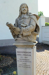 Denkmal Reichsfreiherr Otto v. Schwerin am Oranienburger Schloss - Oberpräsident der Mark Brandenburg, Erster Amtshauptmann von Oranienburg.