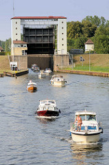 Sportboote verlassen die Lehnitzschleuse in Oranienburg und fahren in den Lehnitzsee / Havel ein.  Die Schleusenanlage Lehnitz wurde 1910 erbaut - sie hat eine nutzbare Länge von 80 Meter und eine Breite von 10 Metern - die Hubhöhe beträgt ca. 5,65 m
