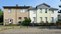 Wohnhäuser in der Waldstrasse von Oranienburg - Fassade in grauem Rauhputz sowie Gebäude mit farblich abgesetzter Fassade / alt + neu.