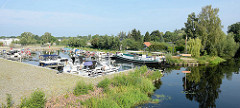 Marina an der Havel in Oranienburg - Motorboote liegen geschützt im Hafenbecken.