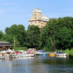 Marina an der Havel in Oranienburg - altes Speichergebäude / Kornspeicher; das historische Gebäude, Wahrzeichen Oranienburgs soll zu Wohnungen umgebaut werden.