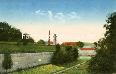 Historische Ansicht der Festung / Festunggraben in Theresienstadt - im Hintergrund der Kirchturm der Garnisonskirche.