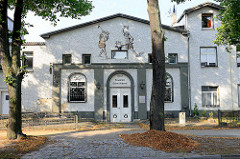 Gewerbegebäude im Rauhputzfassade - Fassadenmalerei, Schmiede bei der Arbeit / Haus deutscher Schmiedekunst.