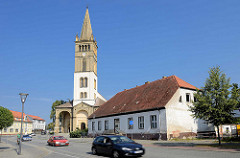 Kirchturm der evangelischen Kirche St. Nicolai in Oranienburg - erbaut 1866 im Auftrag von König Friedrich Wilhelm IV. durch den Architekten Friedrich August Stüler; neuromanischer Baustil.