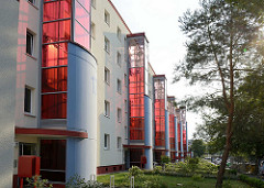 Plattenbauten in Oranienburg - vorgebauter Fahrstuhl mit roter Verglasung.