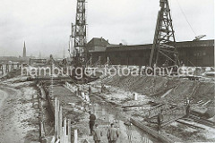 Der alte Petroleumhafen wurde ab der 1920er Jahre zum Südwesthafen umgebaut. Die Kaianlage des zukünftigen Togokais ist eine Baustelle. Rammen treiben Pfeiler als Unterkonstruktion des Hafenkais in den Untergrund - auf der anderen Seite der E