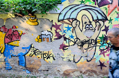Graffiti an einer Hauswand - abblätternder Putz, Bilder aus der Stadt Oranienburg.