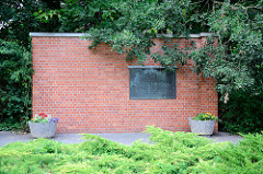 Denkmal beim ehem. Klinkerwerk Sachsenhausen. Inschrift: Auf diesem Gelände stand von 1938 bis 1945 das Klinkerwerk - ein Aussenlager des Konzentrationslagers Sachsenhausen. Der unmenschlichen Ausbeutung und dem grausamen Terror der SS fielen tausend