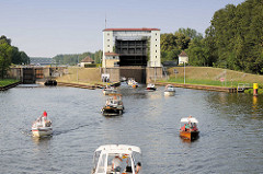 Sportboote verlassen die Lehnitzschleuse in Oranienburg und fahren in den Lehnitzsee / Havel ein.  Die Schleusenanlage Lehnitz wurde 1910 erbaut - sie hat eine nutzbare Länge von 80 Meter und eine Breite von 10 Metern - die Hubhöhe beträgt ca. 5,65