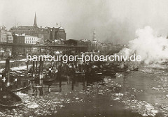 Barkassen und Schlepper am Jonashafen, Vorsetzen in der Hamburger Neustadt. Hochbahnviadukt und Haltestelle Baumwall, dahinter die Turmspitze der Nikolaikirche und der Kirchturm der St. Katharinenkirche.